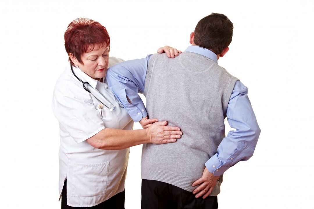 medico che esamina un paziente con mal di schiena